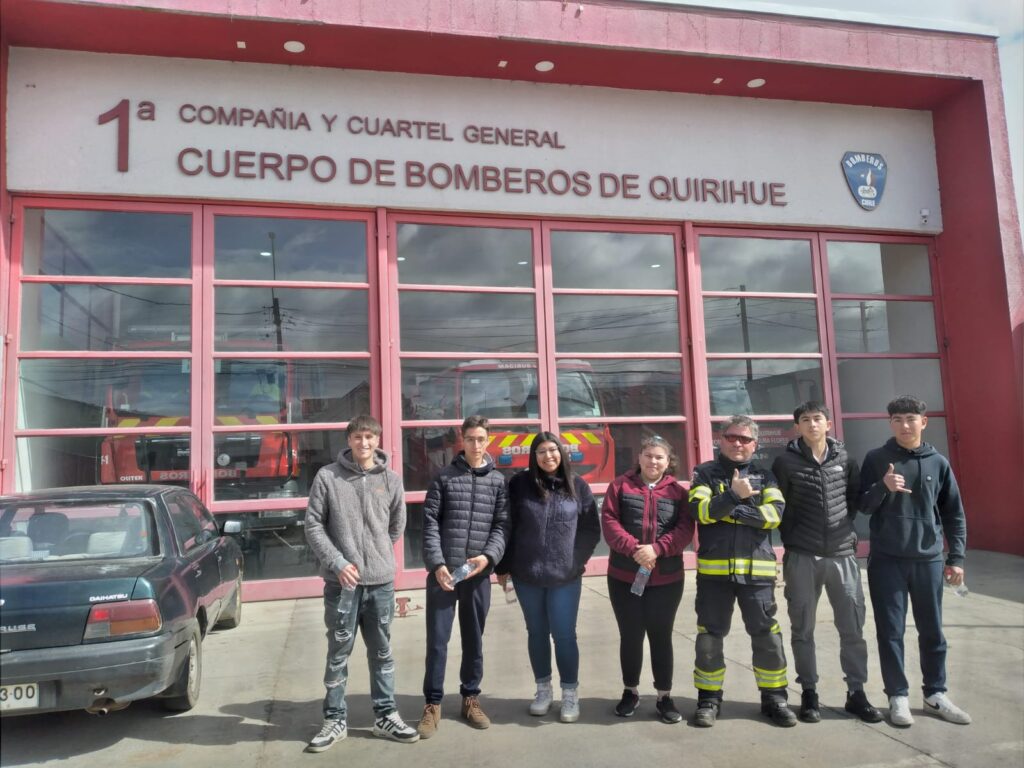 Alumnos del 4 año de Forestal, realizaron una visita al Cuartel de la Primera Compañía de Bomberos de Quirihue. En ella participaron de una charla técnica enfocada en las distintas maniobras de combate, rescate y utilización de herramientas.